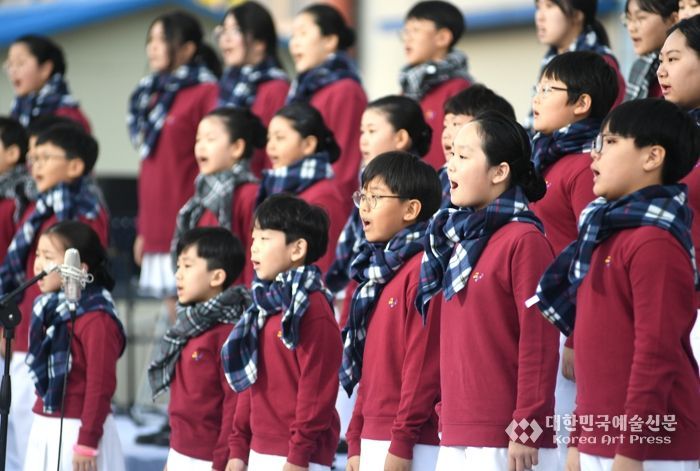 지난해 10월 화천커뮤니티센터 앞 특설무대에서 열린 ‘화천 청소년이 수놓는 가을 별빛 하모니’음악회