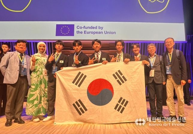2025년 제38회 국제청소년물리토너먼트 한국대표단(좌측부터 변지수 단장, 윤장원, 최성열, 송범서, 홍준수, 이온유 학생, 윤영귀 지도위원, 홍성주 부단장)